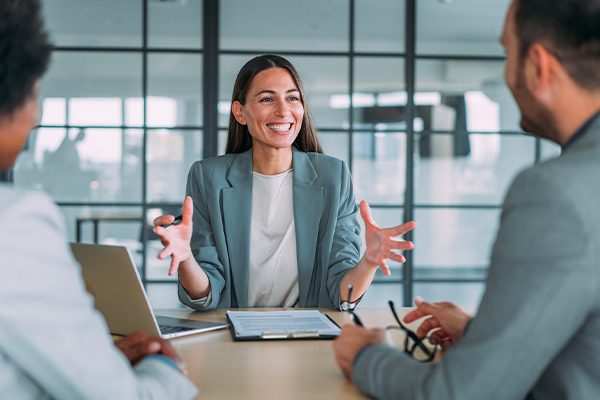 Un expert monétique chez DynaFin répond aux questions des clients. 