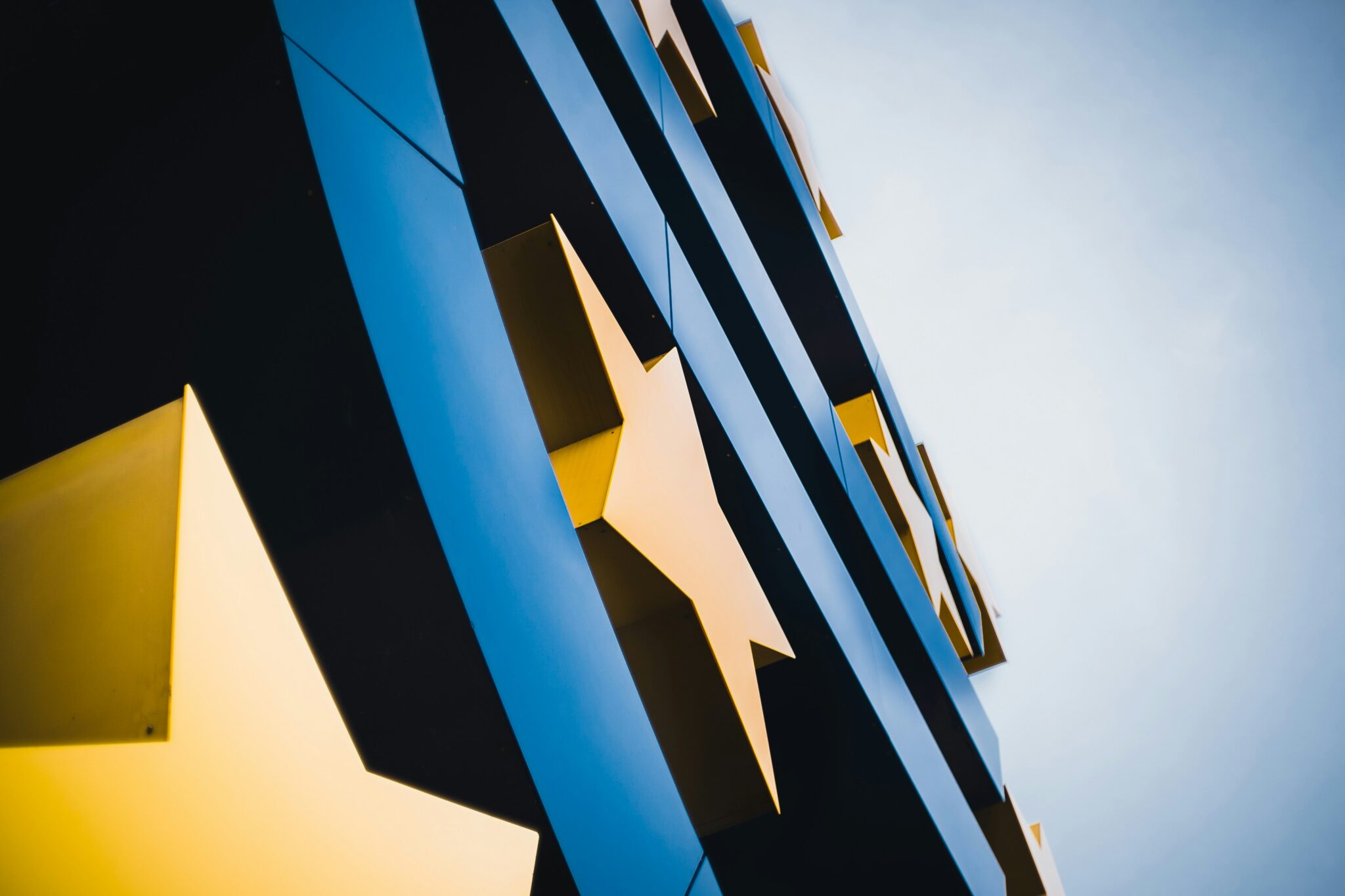 Euro symbol in front of the European Central Bank in Frankfurt, illustrating European financial market integration.